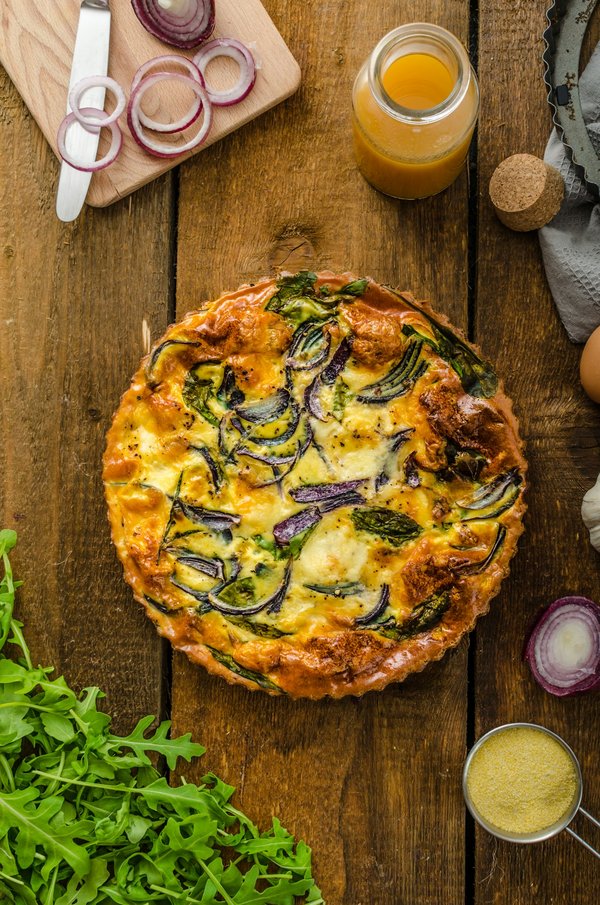 Wie kombiniert man saisonales Gemüse für eine herbstliche Quiche mit Kürbis und Pilzen?